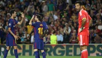 Messi merayakan gol ketiga Barca bersama Sergio Busquets. Sementara itu, Buffon tampak kecewa setelah gawangnya jebol untuk ketiga kalinya. Foto: Susana Vera/Reuters