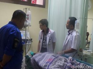Masih Dirawat, Petugas Damkar Bandung yang Tertimpa Tembok Kritis