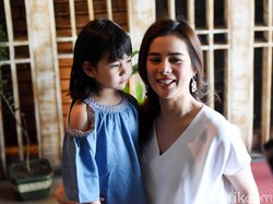 Astrid Tiar Batasi Anak Nonton YouTube