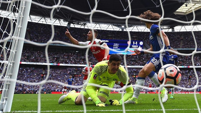 Courtois Membidik Arsenal