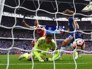 Courtois Membidik Arsenal