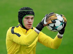 Pakai Pelindung Kepala, Ederson Masuk Skuat City untuk Lawan Feyenoord