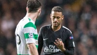 Apakah Neymar sedang menghitung berapa kali Ralston sudah melanggarnya? (Foto: Steve Welsh/Getty Images)