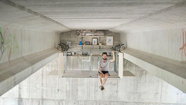 Foto: Ngantor di Kolong Jembatan, Why Not?