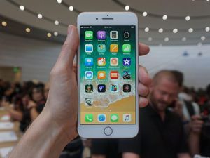 Ketika iPhone 8 Dihajar Habis-habisan Ketika iPhone 8 Dihajar Habis-habisan