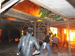 Api Padam, Kebakaran Pasar Mebel Bukir Habiskan 50 Tangki Air