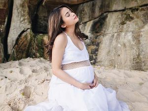 Seksinya Acha Septriasa Berbikini saat Hamil Tua