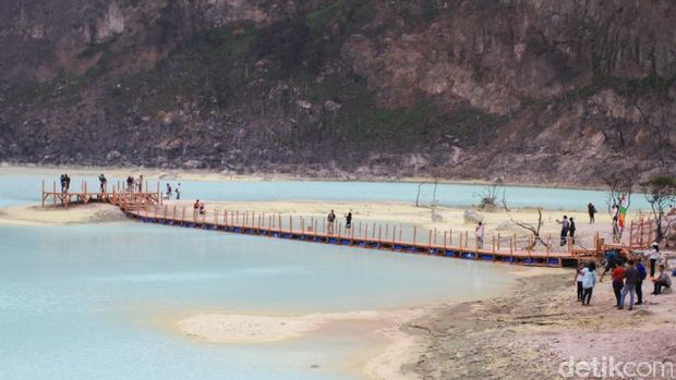 Menghubungkan tepian dan tengah kawah (Wisma/detikTravel)