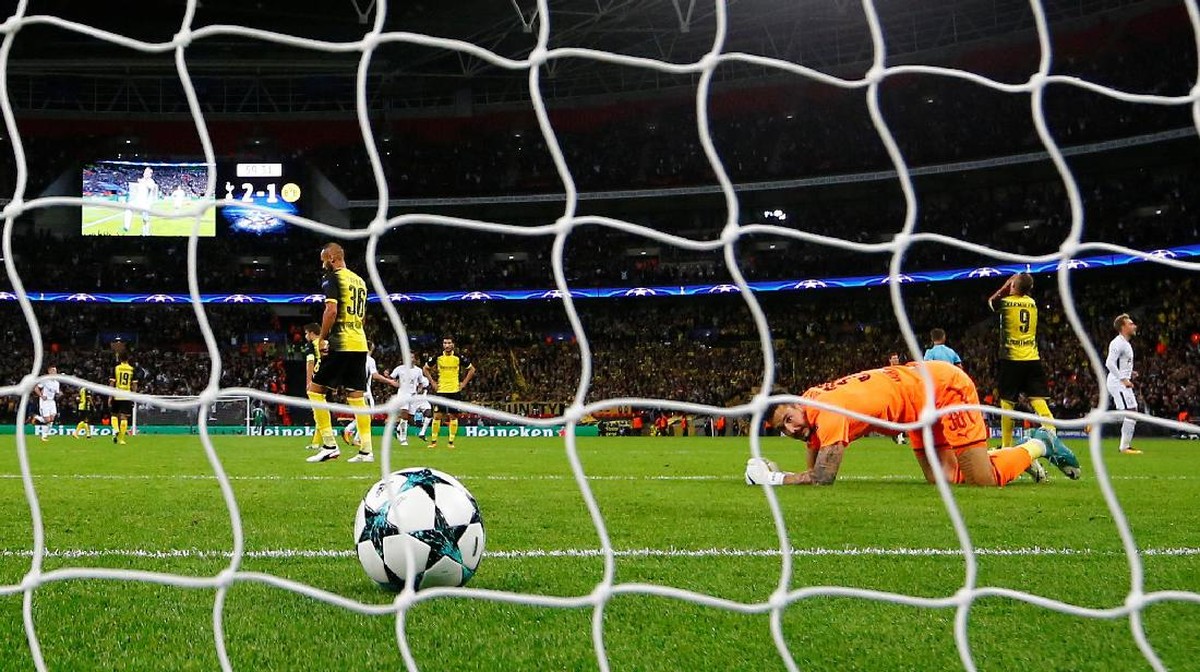 Roman Buerki memandang bola yang masuk ke gawangnya (Darren Staples/Reuters)