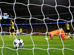 Dikritik Usai Kekalahan dari Spurs, Kiper Dortmund Membela Diri