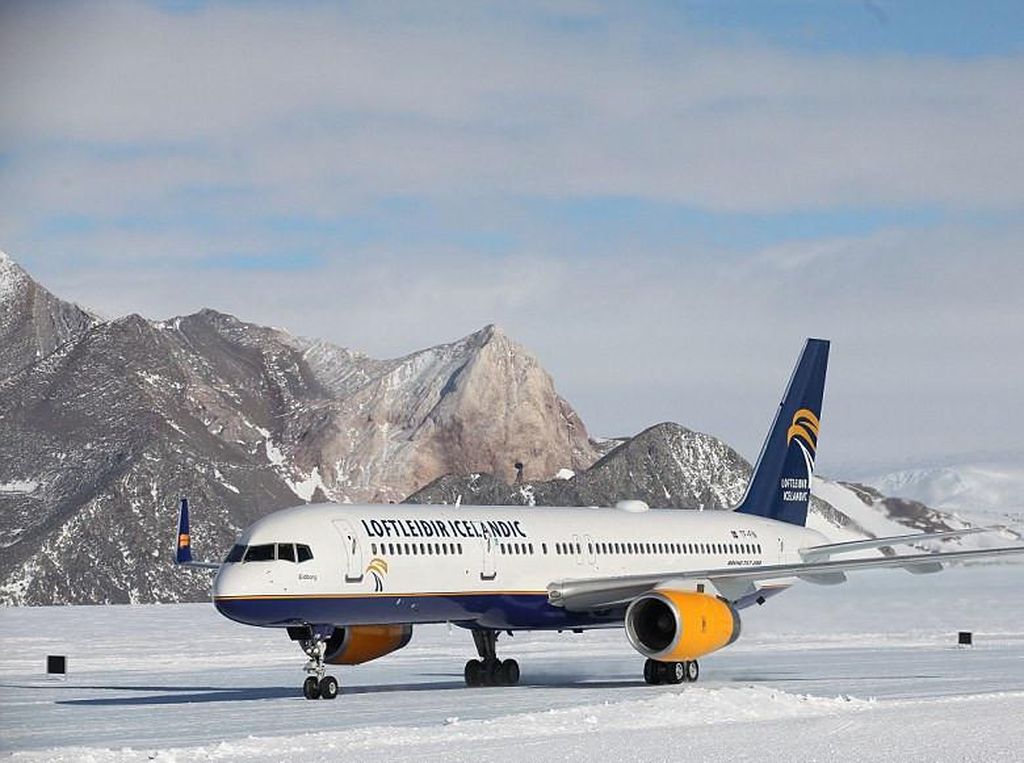 Bandara yang Pesawatnya Mendarat di Es