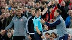 Sujud Syukur Salah dan Mane di Anfield