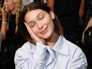 Sekuriti Kasar pada Paparazi Wanita, Bella Hadid Marah