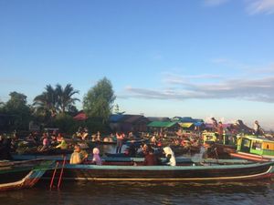 Bukan Thailand, Ini Pasar Terapung di Banjarmasin