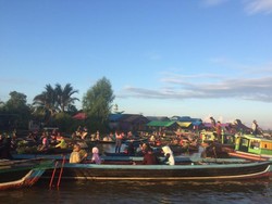 Bukan Thailand, Ini Pasar Terapung di Banjarmasin