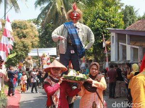 Puluhan Memedi Sawah Hiasi Candi Ngawen di Magelang
