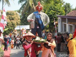 Puluhan Memedi Sawah Hiasi Candi Ngawen di Magelang