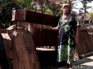 Satu Keluarga Sakit, Rumahnya Roboh Diterjang Angin di Jepara