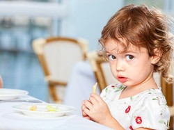 Agar Anak Tak Rewel Saat Makan di Restoran, Perhatikan 5 Hal Ini!