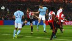 Helm Ederson di Markas Feyenoord
