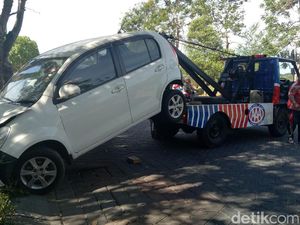 Mobil Sirion Putih Masuk Parit Berhasil Dievakuasi