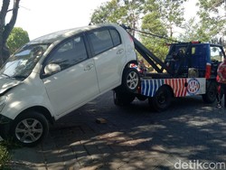 Mobil Sirion Putih Masuk Parit Berhasil Dievakuasi