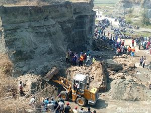 Empat Pencari Pasir Ilegal Tewas Tertimbun Longsor Empat Pencari Pasir Ilegal Tewas Tertimbun Longsor