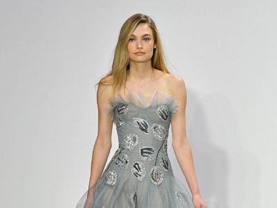Foto: 15 Karya Oscar de la Renta di New York Fashion Week 2017