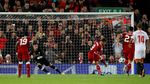Sujud Syukur Salah dan Mane di Anfield
