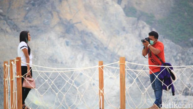 Traveler yang asyik berfoto di Dermaga Ponton (Wisma/detikTravel)