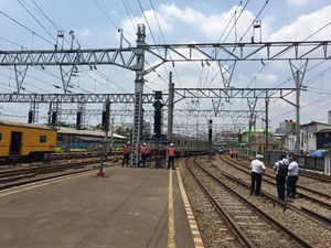 KRL Anjlok di Stasiun Kota Masih Dievakuasi