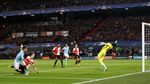 Helm Ederson di Markas Feyenoord