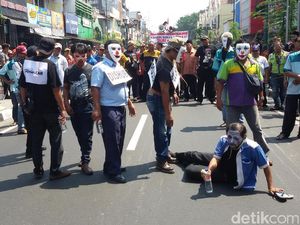 Tolak Putusan MA, Sopir Taksi Argo di Yogya Gelar Aksi Teatrikal
