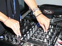 Jokowi Teken PP 56/2021, Kafe dan Toko yang Putar Lagu Wajib Bayar Royalti