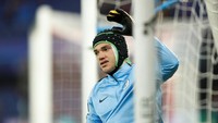 Pelindung kepala ala helm harus digunakan Ederson untuk berjaga-jaga setelah berbenturan dengan pemain lawan di laga akhir pekan lalu. (Foto: Carl Recine /Action Images via Reuters)