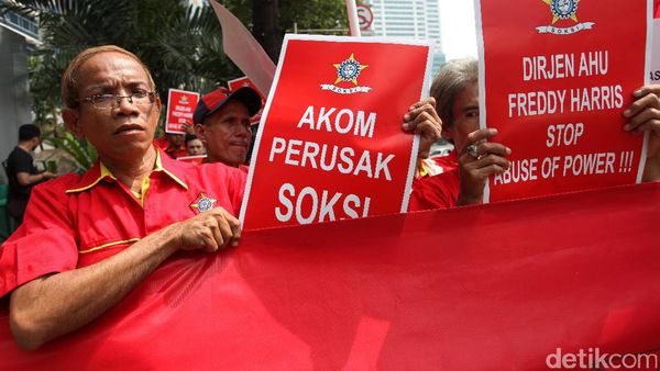 Massa SOKSI Demo Kemenkum HAM