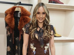 Cinta Laura Datang ke Emmy Awards, Pose Bareng Aktor Teen Wolf