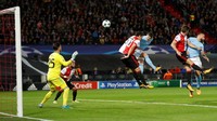 Pesta City di markas Feyenoord ditutup oleh Stones yang mencetak gol keduanya di menit ke-63. City menang 4-0. (Foto: Carl Recine /Action Images via Reuters)