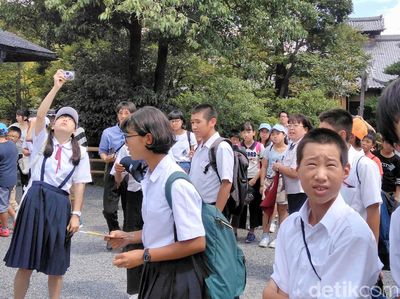 Gaya Siswa Jepang Wisata ke Kuil Emas