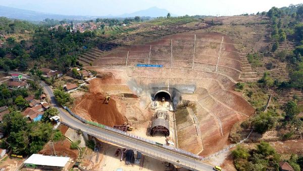 Foto: Terowongan di Tol Cisumdawu yang Tembus Bukit