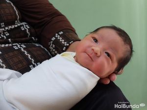 Jangan Sembarangan Cium Bayi Baru Lahir, Ini Bahayanya