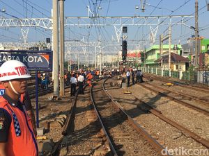 KRL Anjlok di Stasiun Jakarta Kota Selesai Dievakuasi