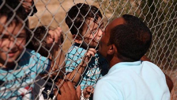 Haru, Pertemuan Ayah-Anak Pengungsi Suriah di Antara Pagar Pembatas