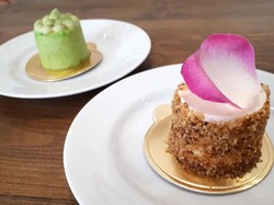 Sugabites Patisserie: Bersantai Sambil Ngemil Cake Mawar dan Green Tea