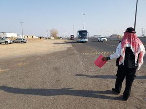 Potret Timer Bus Pengangkut Jemaah yang Berjuang Melawan Panas