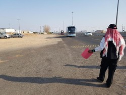 Potret Timer Bus Pengangkut Jemaah yang Berjuang Melawan Panas