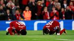 Sujud Syukur Salah dan Mane di Anfield