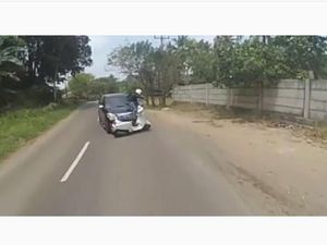 Belaga Nikung ala Rossi, Pemotor Ini Malah Nabrak Mobil