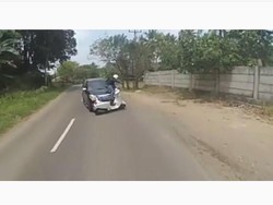 Belaga Nikung ala Rossi, Pemotor Ini Malah Nabrak Mobil