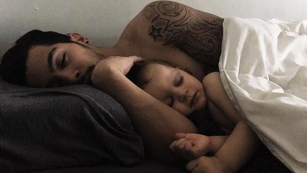 Foto: Saat si Kecil Tidur Sama Ayahnya, Mana yang Paling Cute?